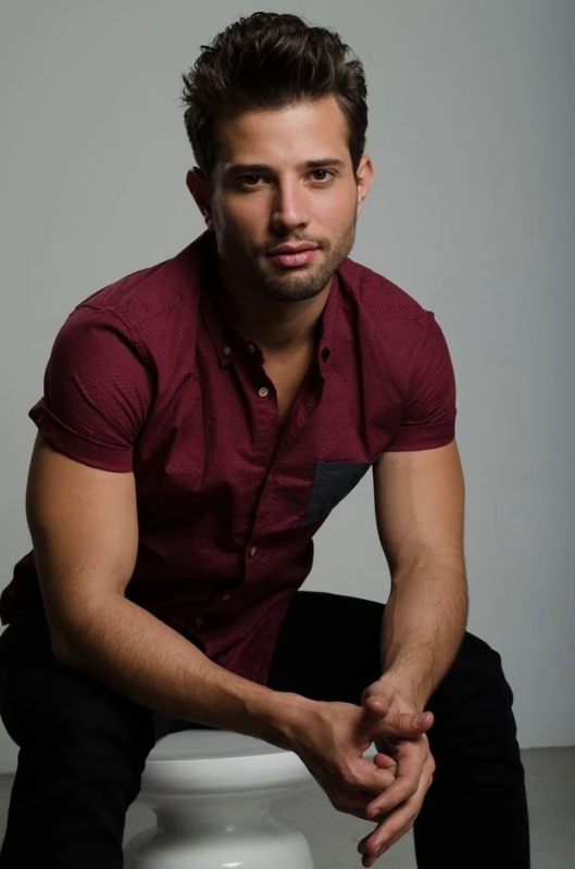 Thomas Diaz - AI Character on RolePlai