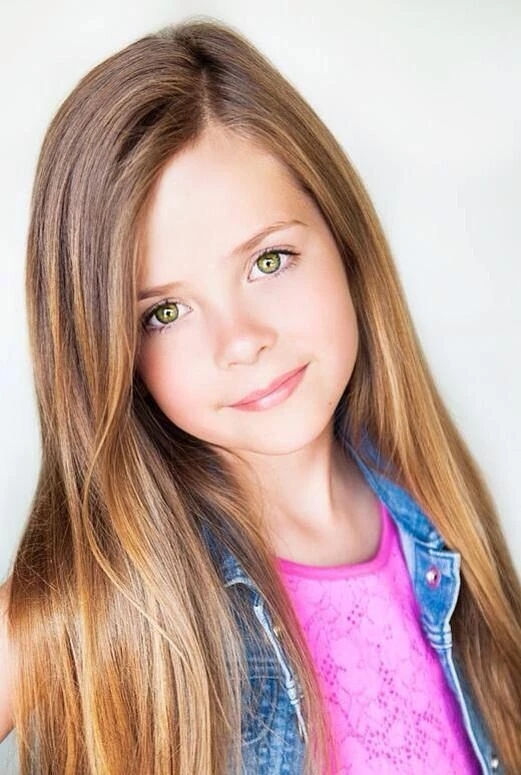 Mia Hays - AI Character on RolePlai