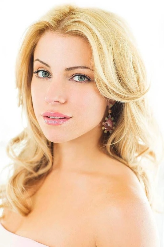 Alexandra Cromwell - AI Character on RolePlai