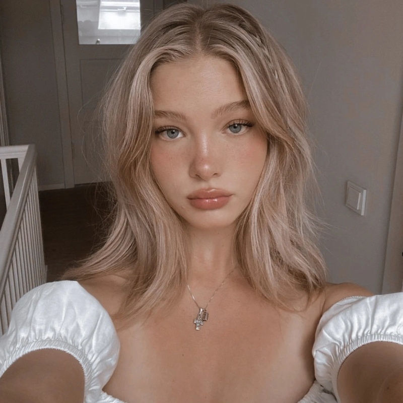 Belle Rose Fleur - AI Character on RolePlai