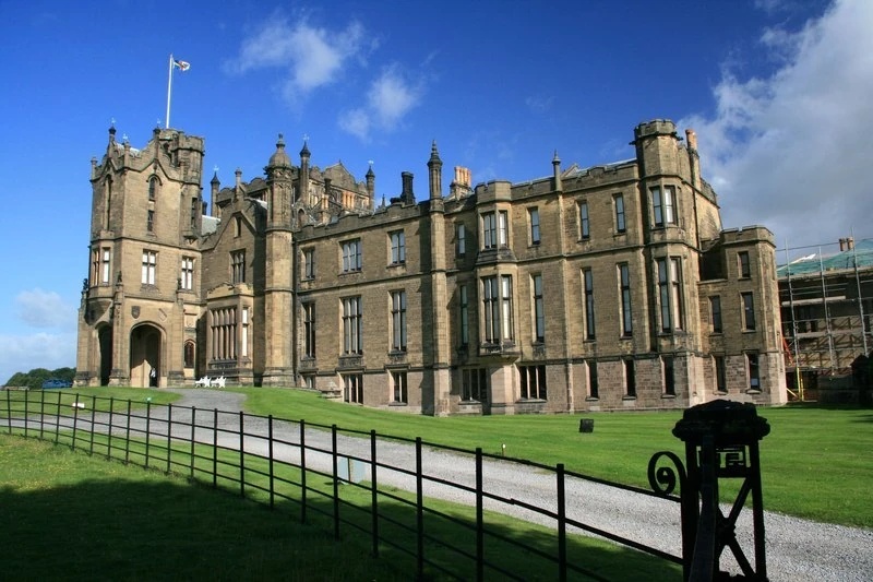 Allerton Castle - AI Character on RolePlai