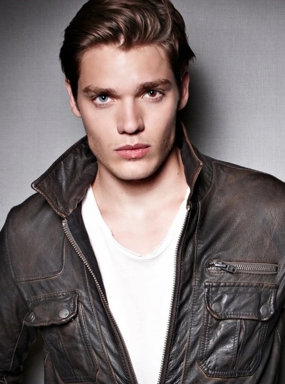 Jonathan - AI Character on RolePlai