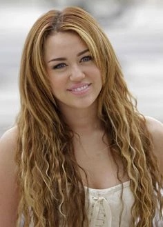 Miley Ray - AI Character on RolePlai