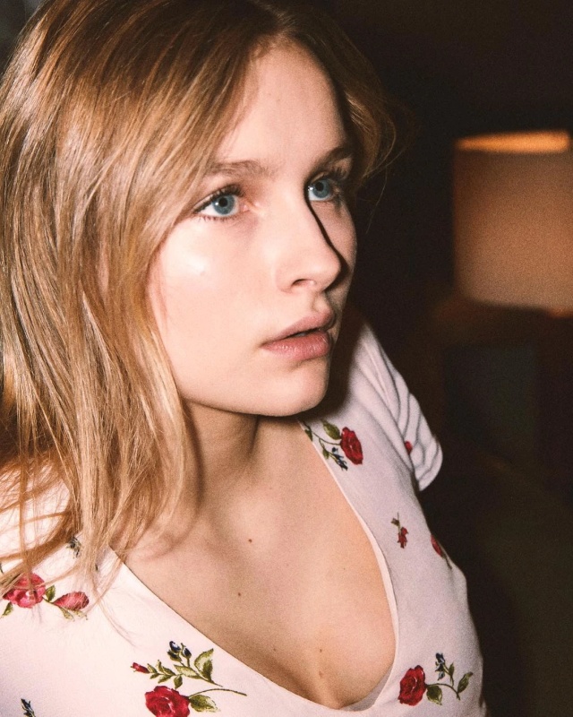 Elle Tomkins - AI Character on RolePlai
