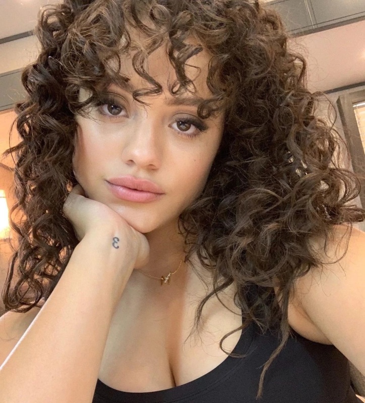 Nikolina Gilbert-Salvatore - AI Character on RolePlai