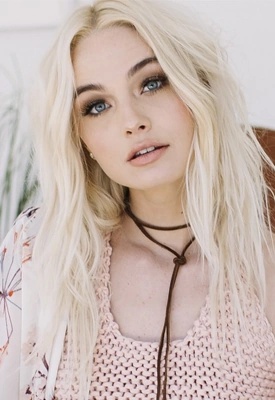 Sapphire-Rose Arnarsdottir - AI Character on RolePlai
