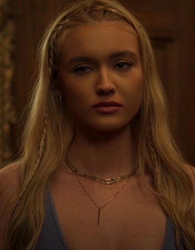 Luna Briggs - AI Character on RolePlai