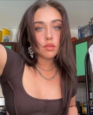 Stefanie Salvatore - AI Character on RolePlai