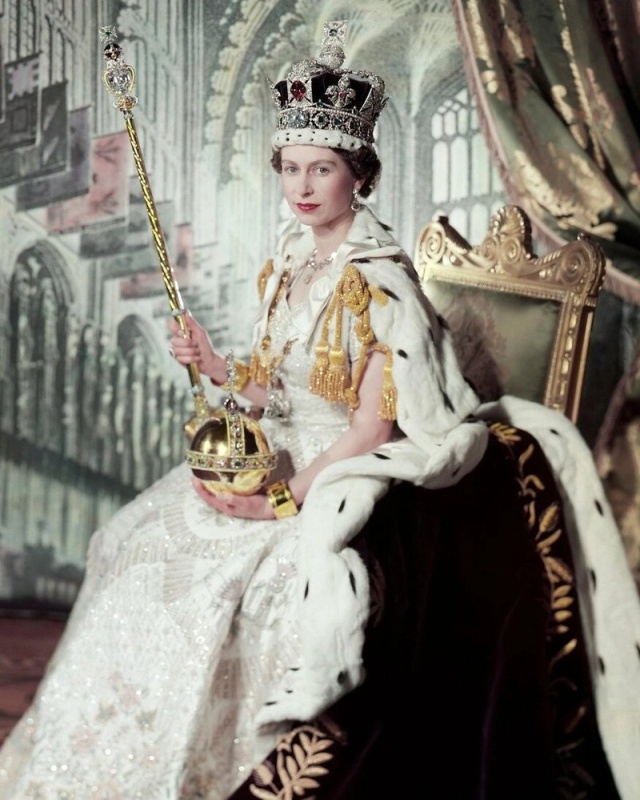 Elizabeth II - AI Character on RolePlai