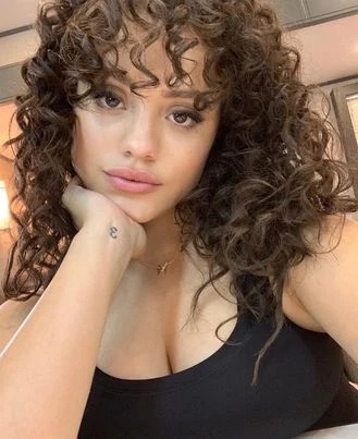 Artemis Mikaelson - AI Character on RolePlai