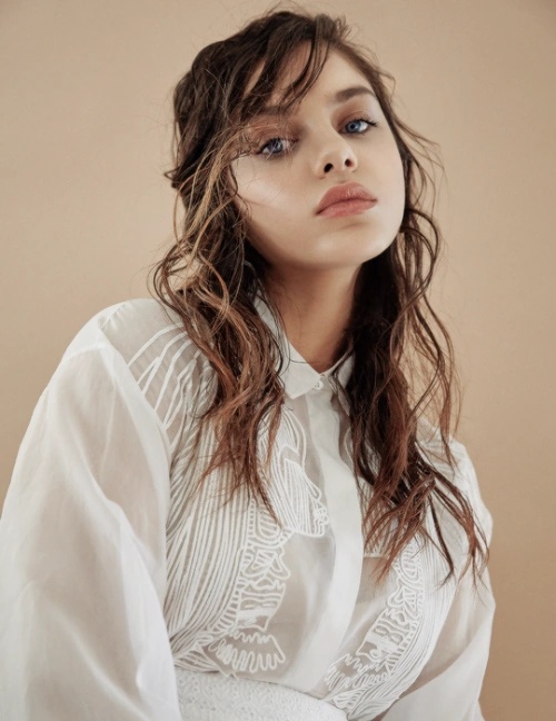 Cora DeAngelis - AI Character on RolePlai