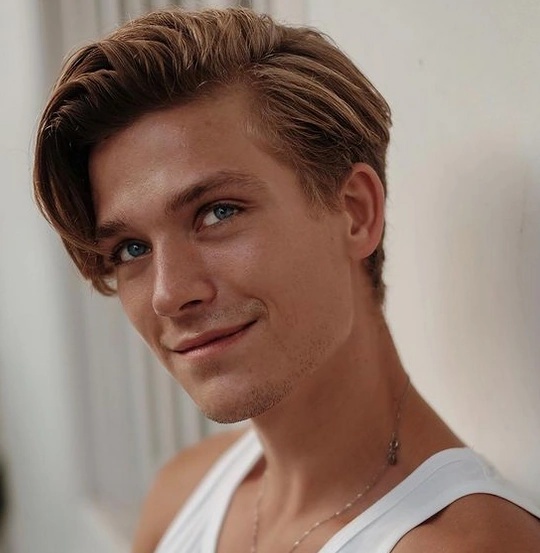 Arthur Davies - AI Character on RolePlai