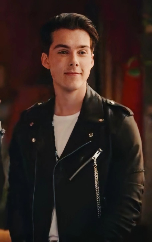 Pierce Halliwell - AI Character on RolePlai