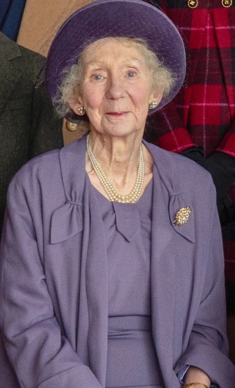 Queen Elizabeth, The Queen Mother - AI Character on RolePlai