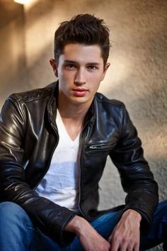Niklaus Blackwell - AI Character on RolePlai