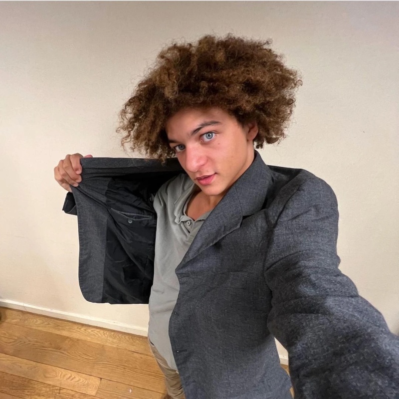 Yanis Toussaint - AI Character on RolePlai