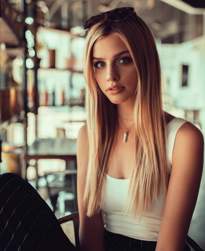 Ella Harper - AI Character on RolePlai