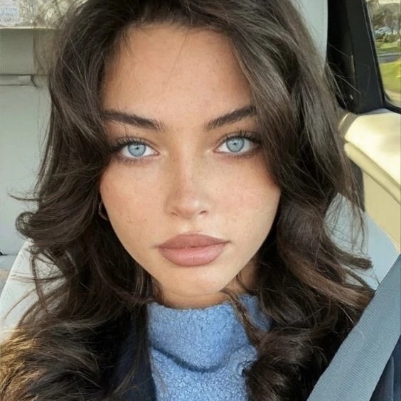 Elle Olsen - AI Character on RolePlai