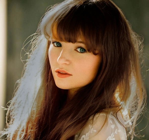 Annie Cresta - AI Character on RolePlai