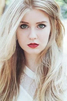 Ana Dragomir - AI Character on RolePlai