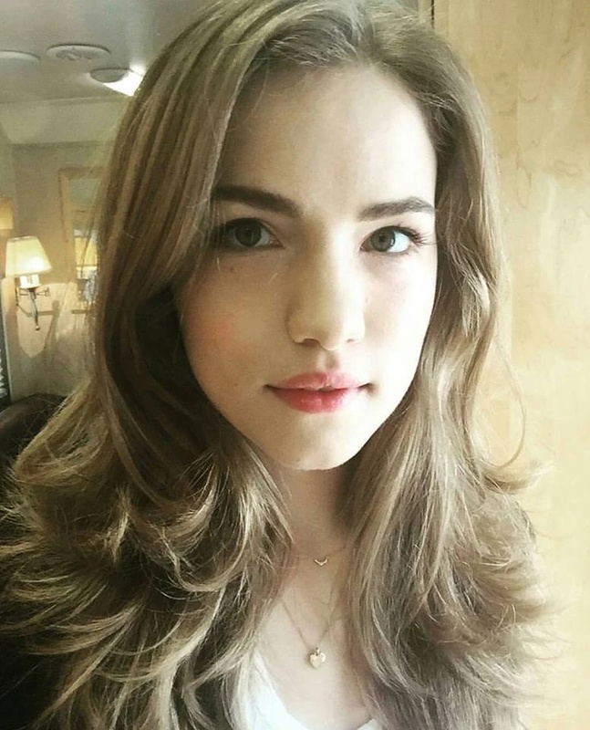 Emma Duval - AI Character on RolePlai