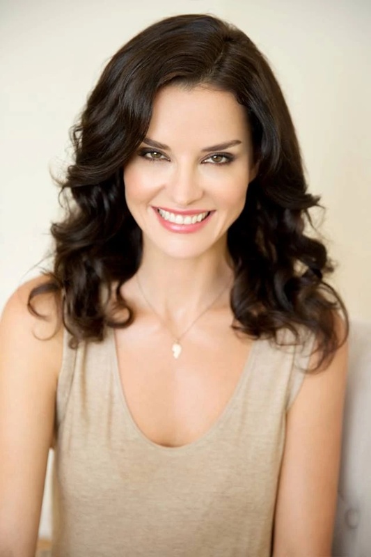 Ana Alexander - AI Character on RolePlai