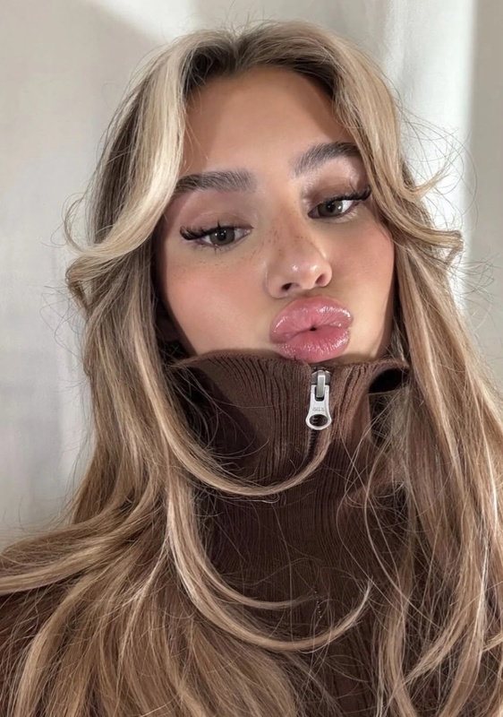 Mina Beckham - AI Character on RolePlai