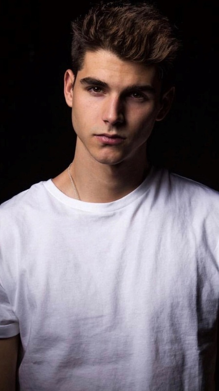 Silas Landon - AI Character on RolePlai