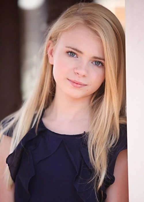 Holly Aquileon - AI Character on RolePlai